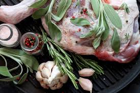 Quante volte vi sarà capitato di preparare una fettina di manzo o una bistecca di cavallo alla griglia o in padella prima di scoprire come cuocere la carne per renderla più tenera, è interessante capire il perché la carne si indurisce per evitare di sbagliare una. Marinatura Della Carne Consigli Ingredienti E Ricette