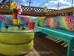 Salons de jardin en bois. 15 Facons De Recycler Des Pneus Pour Fabriquer Une Table Basse