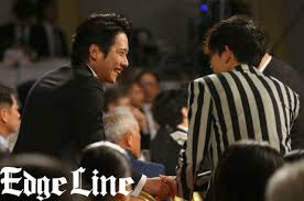 第42回 日本アカデミー賞 授賞式が1日 東京 品川のグランドプリンスホテル新高輪で開催 現場では 俳優陣が以前共演したことで旧交を温める姿も見られた そのなかで新人俳優賞の授賞の直後 プレゼンターに立った菅田将暉が席に 日本アカデミー賞 菅田 菅田 将 暉