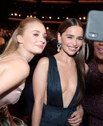 Sophie Turner & Emilia Clarke (Emmy Awards, 2019) | Sophie turner, Emilia  clarke, Celebrities
