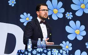 Sverigedemokraterna (sd), betecknar sig som ett demokratiskt och nationalistiskt parti inspirerat av nationalkonservatism och den socialdemokratiska folkhemstanken, grundat 1988. Partikoll Sverigedemokraterna Almi