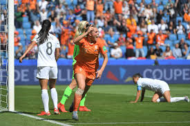 Het veldvoetbal bij de mannen is het populairst in nederland, maar sinds 2007 is er ook een eredivisie voor vrouwen. Nederland Begint Wk Met Winst Vs Halen Record 13 0 Nrc
