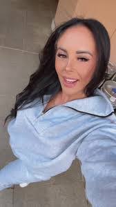 Elvia Davis's Instagram, Twitter & Facebook