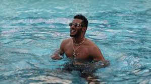 ردّ الفنان المصري محمد رمضان على الإعلامي عمرو أديب، الذي هاجمه في برنامجه، بسبب تعريض حياته وحياة الفنانين الآخرين للخطر، عقب إصابة ممثل شاب في حادث انفجار قنبلة خلال تصوير أحد إعلاناته، وإصابته بدوره في حريق أثناء. Xmmzucambttwzm