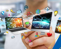 Investimento em Ações: Primeiros Passos :Uma mão segurando dois dispositivos que exibem imagens conectadas por linhas a ícones de mídias sociais, email, música e outras aplicações, representando conectividade digital e redes sociais.