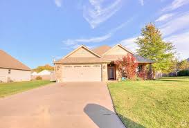 913 Linden St, Webb City, MO 64870