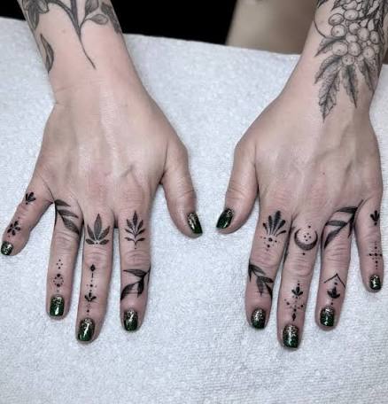 Loved getting to do these ornamental finger tattoos!! Thanks @junemoonyogi 🖤 #cttattooartist #fingertattoo #fingertattoos #cttattooartist #cttattooers #ornamentaltattoo #ornamental #blackwork #blackandgrey #dotwork #peppershading #femaletattooartist ...