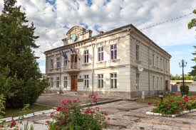 Orașele de clasă mondială, unele cunoscute pentru istorie și altele cunoscute pentru distracție sau glamour. Atractii Turistice In Targoviste Dambovita Aproape De Hotel Dambovita