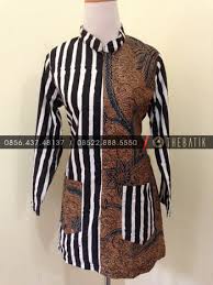 Gamis batik kombinasi blazer untuk ke kantor 6. Jahit Batik Model Blus Batik Kerja Modern Kombinasi Garis Hitam Putih Thebatik Co Id