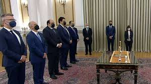 Ανασχηματισμός που δεν αλλάζει τον βασικό κορμό της κυβέρνησης και δεν αγγίζει τους υπουργούς που ασχολούνται με τα φλέγοντα ζητήματα της χώρας (πανδημία, ελληνοτουρκικά, οικονομία. Fjrdlck8 Mwuzm