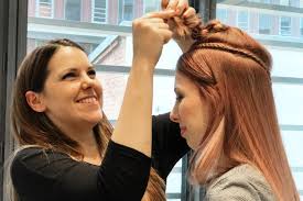 Jahrelang lässt man sie wachsen, pflegt sie mit produkten, die so teuer wie das essen für eine ganze woche ist und behandelt sie penibel sensibel wie ein baby. Haare Selber Flechten Einfache Flechtfrisuren