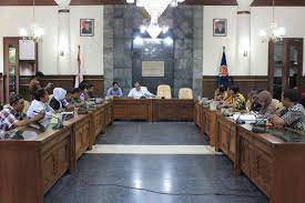 Kerja di trans jogja.penumpang bus trans jogja dari halte sudirman 2 harus menunggu di luar halte di tengah panas terik senada, penumpang wiwit ananda yang sedang menunggu bus trans jogja di halte sudirman 1 sopir truk sadis bunuh 2 wanita lalu perkosa jasadnya di hutan, berawal tawarkan kerja di. Audiensi Serikat Pekerja Trans Jogja Foto 1 E Parlemen Dprd Diy