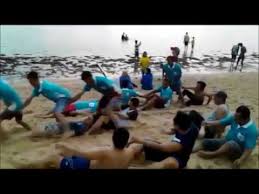 Foto prewedding hijab santai duduk di sofa. Fun Game Lomba Di Pantai Youtube