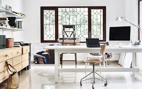 Ein Weisser Heimarbeitsplatz Mit Holzkommoden Und Regalen Arbeitsbereiche Ikea Ideen Neue Wohnung