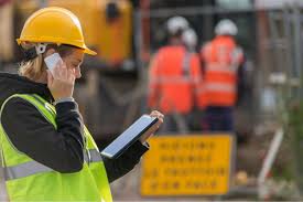 Supervisor de seguridad con chaleco de alta visibilidad revisando la limpieza y colocación de barreras New Jersey y señales P-52 (Maquinaria) en una obra.