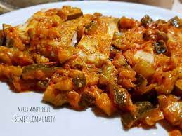 Semplici e veloci da cucinare, questi filetti di merluzzo con cipolle sono un piatto tipico del piemonte. Filetti Di Merluzzo Con Zucchine E Pomodorini Al Varoma