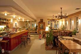 Zu hause bei freunden features 2 twin bedrooms, a dining area and a bathroom with bathtub. Cafe Bar Zuhause Home Facebook