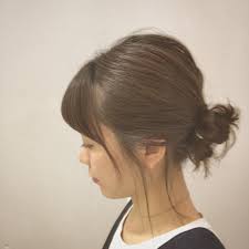暑くなると 髪をお団子にしたくなりませんか しかし ヘアピンが苦手だと なかなか挑戦しづらいですよね そこで今回は ヘアピンなしでも簡単に作れる おしゃれなお団子ヘアアレンジをご紹介します クールなヘアスタイル 簡単 まとめ髪 ボブ アレンジ