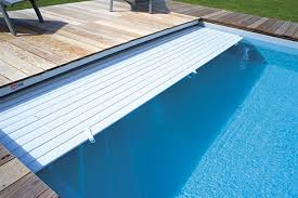 Cette forme standard est l'une des plus courantes proposées par les constructeurs et installateurs. Volets Roulants Immerges Piscines Desjoyaux