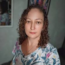 Buen día grupo, en mi casa llegó sola esta gallina, alguien sabe de qué  raza será?, soy nuevo en esto y me estoy empapando de información acerca de  la alimentación etc, llegó