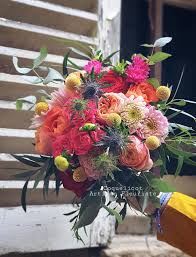 Pour composer un bouquet champêtre il est recommandé d'utiliser des fleurs sans chichis, fleurs des champs et autres plantes rustiquespour un résultat authentique. Bouquet De Mariee Tout Coquelicot Artisan Fleuriste Facebook
