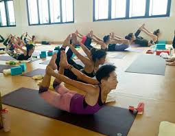 Sonic yoga offers yoga training from beginners to advanced levels in yoga classes, workshops, and yoga teacher training in new york for all age groups. Drop In Yoga Classes For Visitors To Midtown Nyc