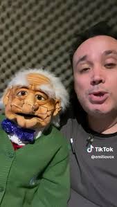 Edmundo Miller y el Abuelo Cárcamo apoyando a Emilio Vox en el lanzamiento  de su dico y videoclip@edmundomilleroficial @emiliovox #AbueloCarcamo