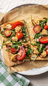 Sommerliche Bruschetta Pizza Mit Oliven Rezept Hellofresh Rezept Rezepte Kirschtomaten Essen Kochen