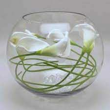 Le Vase Boule Petit Objet Avec De Grandes Idees Archzine Fr Piece Centrale Avec Lys De Calla Deco Table Mariage Centre De Table Pour Mariage