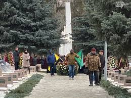 Во время похорон бывшего мэра харькова геннадия кернеса киевский градоначальник виталий кличко, который прибыл на прощание, делал селфи с поклонницей. Ecbnkkkj5grzam