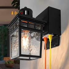 Amazon.com: VIOAOEAFA Luz de porche al aire libre con salida GFCI, 3 modos  de iluminación, lámpara exterior, sensor de movimiento del atardecer al  amanecer, luces exteriores para casa, garaje, puerta delantera, :