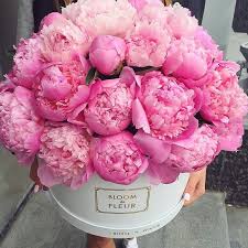 It S Friday We Re In Love With Flowers In Hat Boxes This Is Glamorous Flowers Pink Peonies Peonies