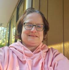 When explaining vocal tics, why do people say "everyone does that"?