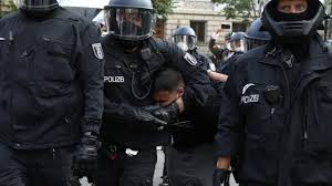 Der absturz des attila hildmann: Nach Minutenlanger Hetze Polizei Nimmt Attila Hildmann Fest News Bild De
