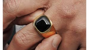 Tradicionalmente la tarea de la pedida de mano se dejaba solo en manos del hombre, sin embargo, con el paso del tiempo esta costumbre se ha ido transformando. Anillos Para Hombre La Guia Definitiva