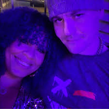 Do i have other fellow singers that have a drink when they sing? How can I  get out of this habit 🤣🤣🍺