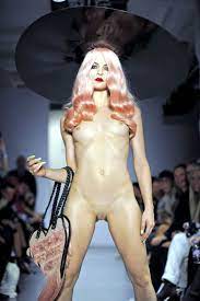 Desfilando desnudas en la LFW 