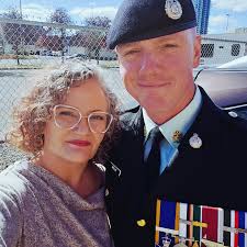 I couldn't believe it! I'd forgotten my camera in the car and we didn't get  that final pic before he headed back to the desert. We were saying goodbye  at the Ottawa