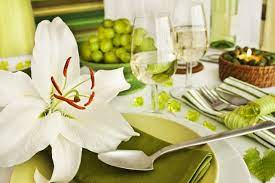 Decide on the table decor. Dinner Party Decorations