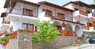 Η ατμόσφαιρα στα διαμερίσματα είναι δροσερή, με το λευκό να κυριαρχεί. Pansion Zefyros Ammoylianh Xalkidikhs Dwmatia Ammoylianh