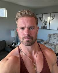 After almost a decade with long hair it definitely feels good to have short  hair again. Ready for this next chapter 🎬🔥#grateful #actorsjourney  #actionhero #actor