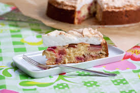 Rhabarberkuchen mit baiserhaube, ein rezept der kategorie backen süß. Saftiger Rhabarberkuchen Mit Baiserhaube Kitchencowboy