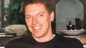 Wie vermoordde de populaire tennisleraar? Podcast trekt noodgedwongen op  onderzoek