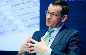 Morawiecki bir basın röportajında, 12 yaşındayken babasına yeraltı siyasi literatürünü kopyalamasında yardım ettiğini ve. Mateusz Morawiecki Bankowiec Walczacy Jak Wygladala Jego Droga Do Premierostwa