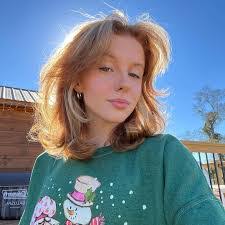 Julia Mullis's Instagram, Twitter & Facebook