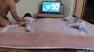 Le Digo a mi Hijastra que Invite a su Mejor Amiga a ver Comiquitas Para Yo  Follarmela - XNXX.COM