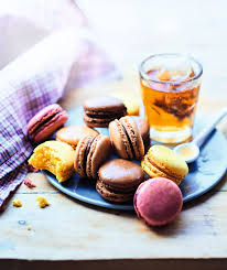 La Fantaisie Est Au Gout Du Jour Avec Ces 12 Macarons A Proposer En Dessert Avec Le Cafe Des Coques De Couleurs Douces Cr Macaron Macaron Citron Alimentation