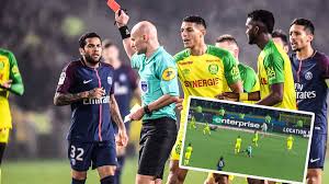 Schiedsrichter tony chapron hat in der französischen ligue 1 für einen eklat gesorgt. Nach Attacke Auf Spieler Fff Sperrt Schiedsrichter Fur Drei Monate Sportbuzzer De