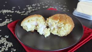 Per preparare gli arancini di riso, iniziate lessando il riso in 1,2 l di acqua bollente salata 1, in modo da far si che, a cottura avvenuta, l'acqua sia stata completamente assorbita (questo permetterà all'amido di rimanere tutto in pentola e otterrete un riso molto asciutto e compatto).fate cuocere per circa 15 minuti, poi sciogliete lo zafferano in pochissima acqua calda e unitelo al riso. Arancine Al Burro Ricetta Siciliana Vasa Vasa Kitchen