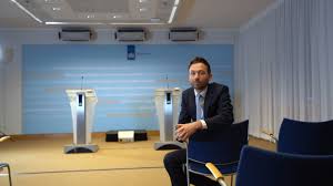 'oerstom' noemde hij mensen die doen alsof corona niet bestaat of al voorbij is. Dit Gebeurt Er Allemaal Achter De Schermen Bij Coronapersconferenties Nos